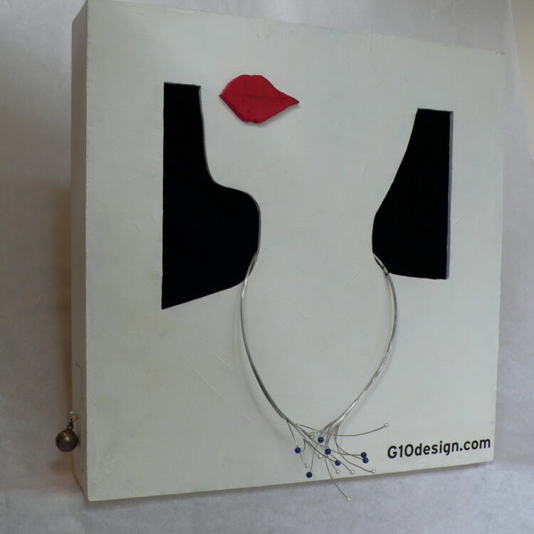 necklace show box with red lips